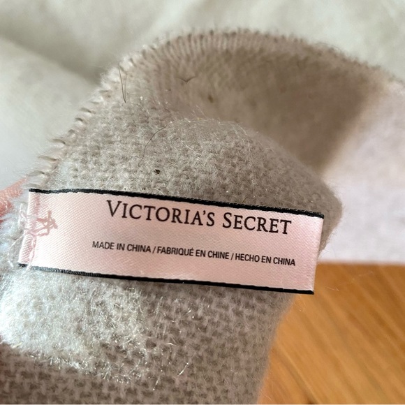 Victoria’s Secret Logo Spellout Super Soft Large Throw Blanket Fringe Edge 2016 - Picture 4 of 7